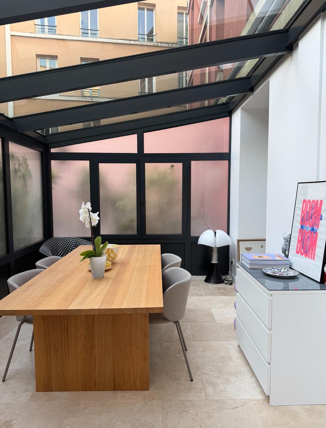Intérieur d'un appartement haussmannien lumineux